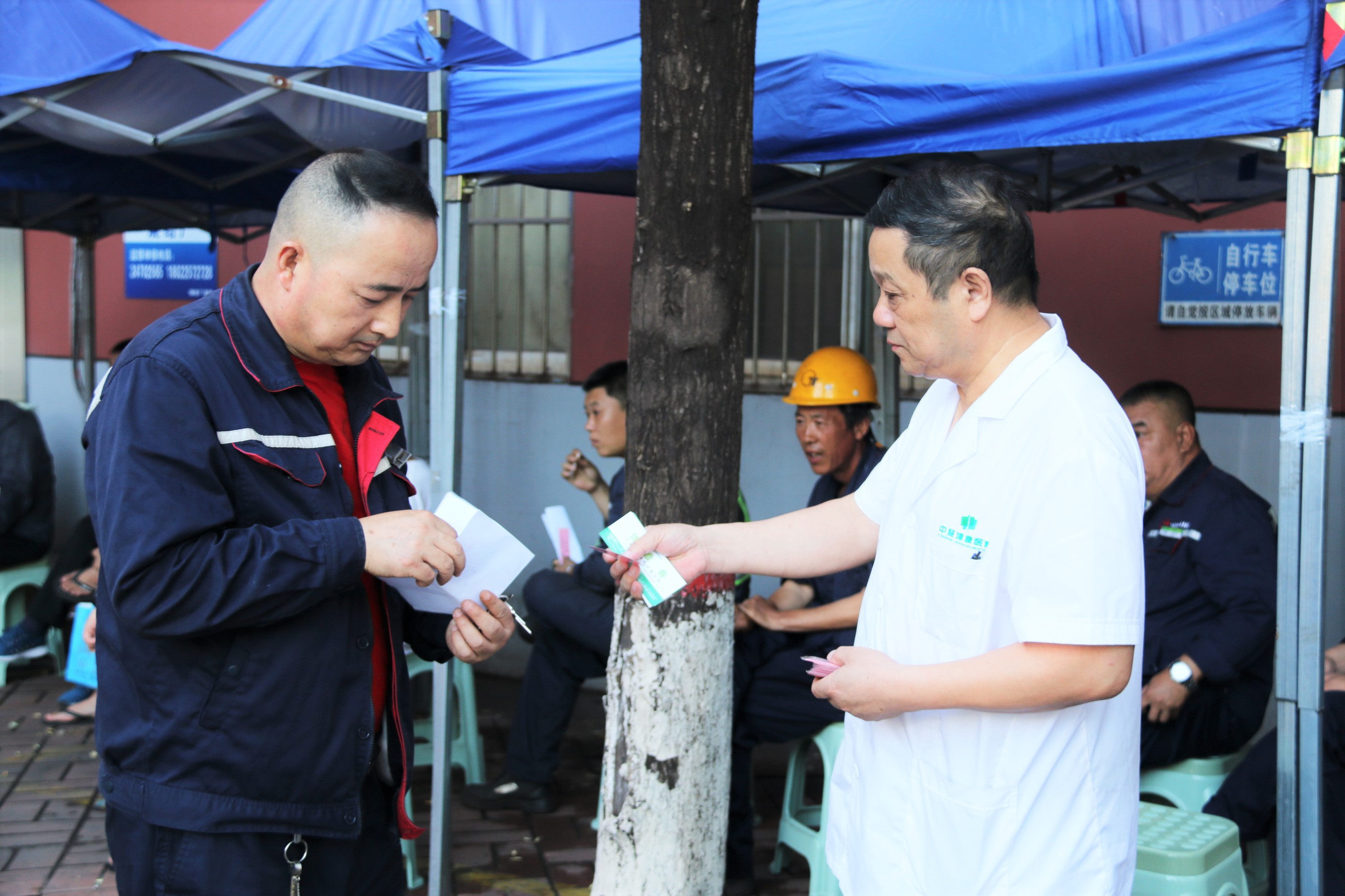 图片，导诊员指引职工参检 (2).JPG